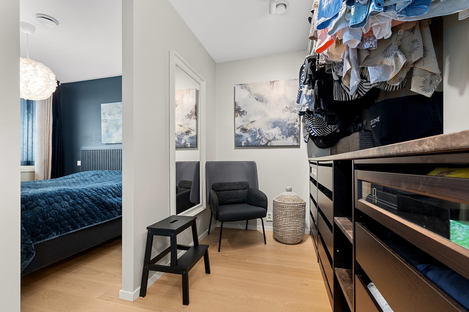 Hovedsoverommet har god plass til dobbeltseng med tilhørende nattbord. Galleribilde