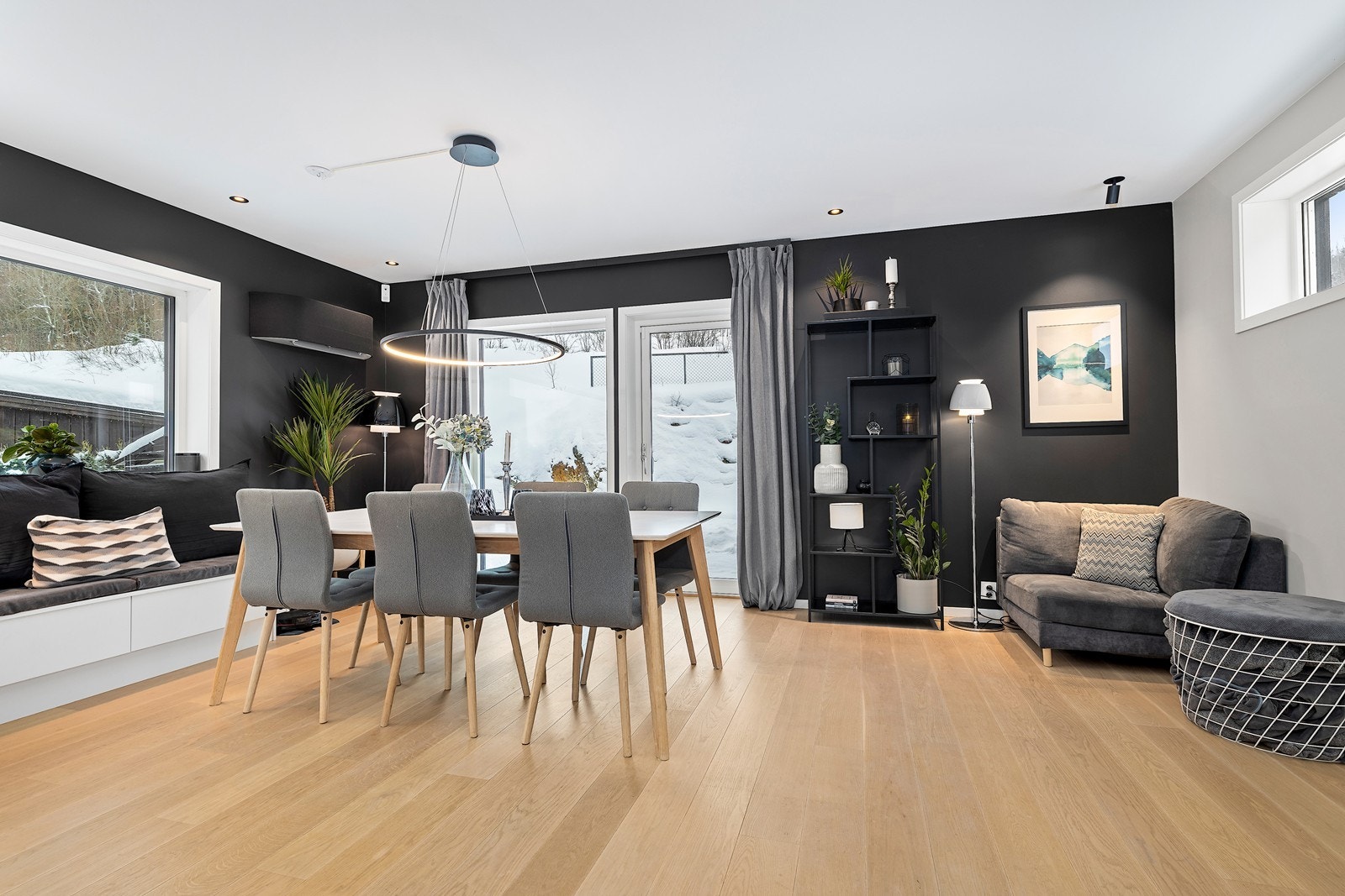 Spisestuen fremstår som et innbydende samlingspunkt med god plass til spisebord og sitteplasser. Galleribilde