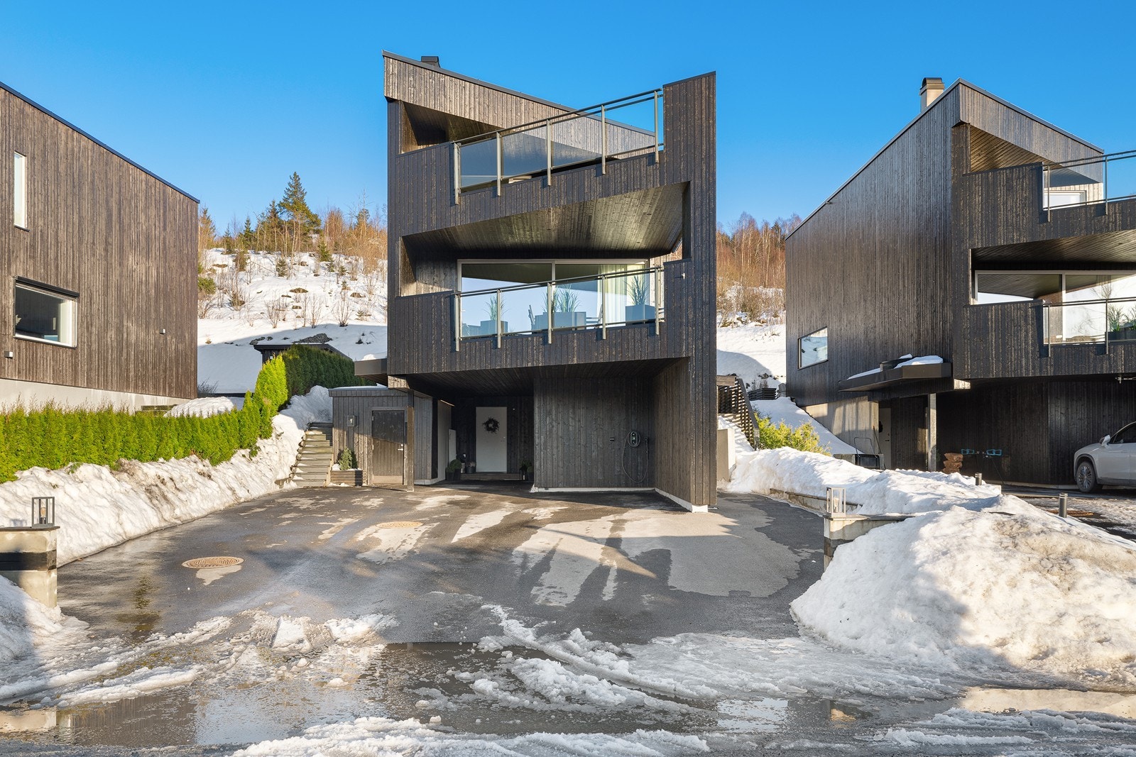 Boligen har en gjennomtenkt og velfungerende planløsning som går over tre plan. Galleribilde