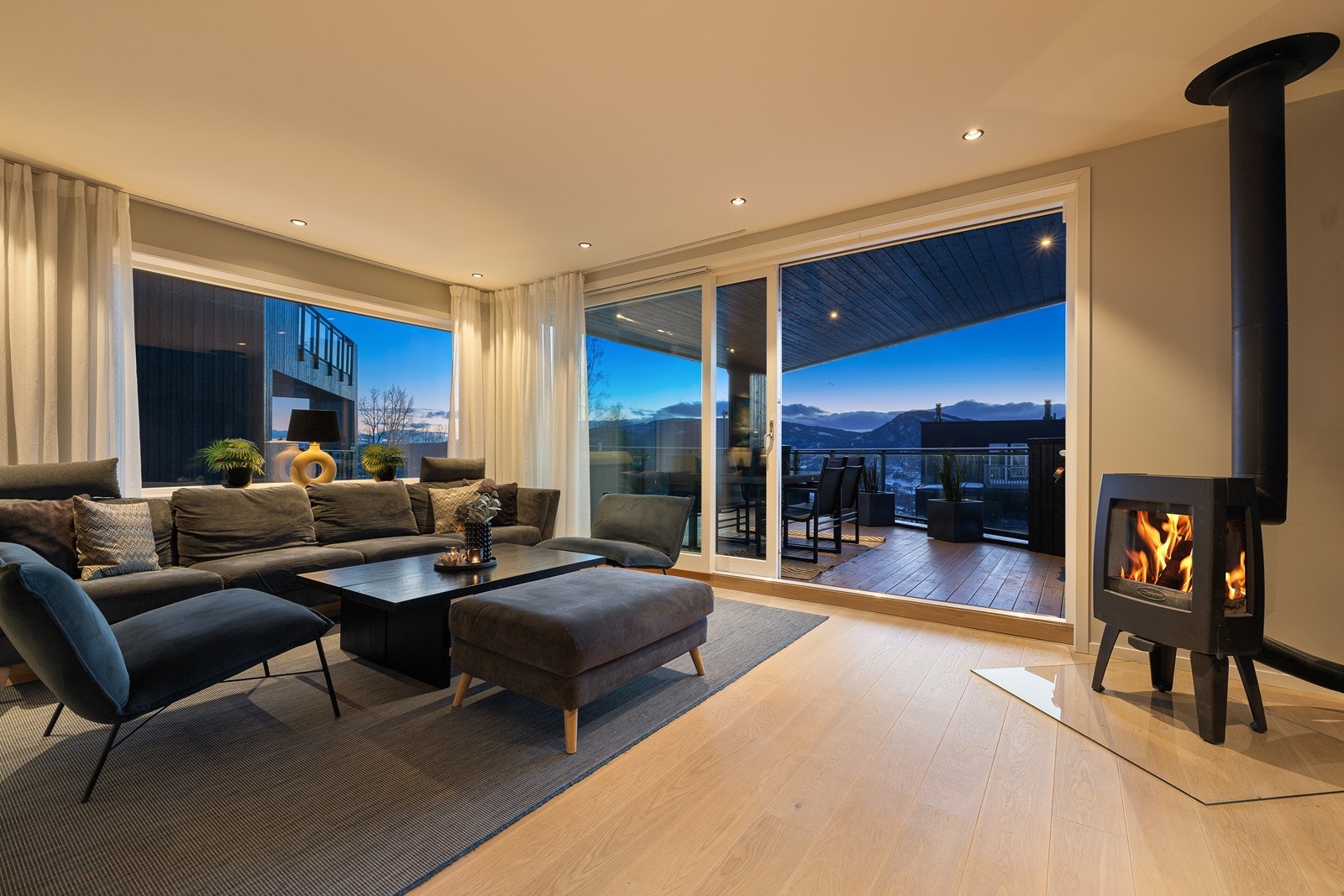 Moderne enebolig med familievennlig beliggenhet i enden av en blindvei, høyt og fritt på populære Nordal med suverne utsikts- og solforhold. Galleribilde