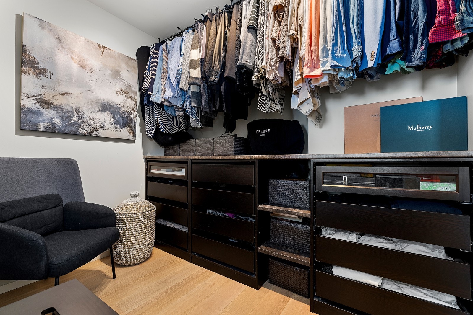 Hovedsoverommet har direkte adkomst til en romslig walk-in garderobe, noe som gir en praktisk og eksklusiv løsning for oppbevaring. Galleribilde