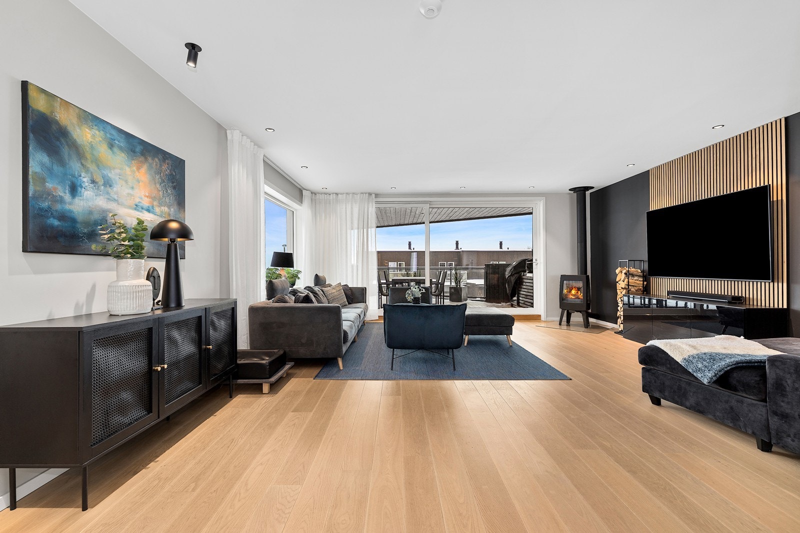 De store vindusflatene, slipper inn rikelig med dagslys og skaper en fantastisk romfølelse i kombinasjon med god takhøyde. Galleribilde