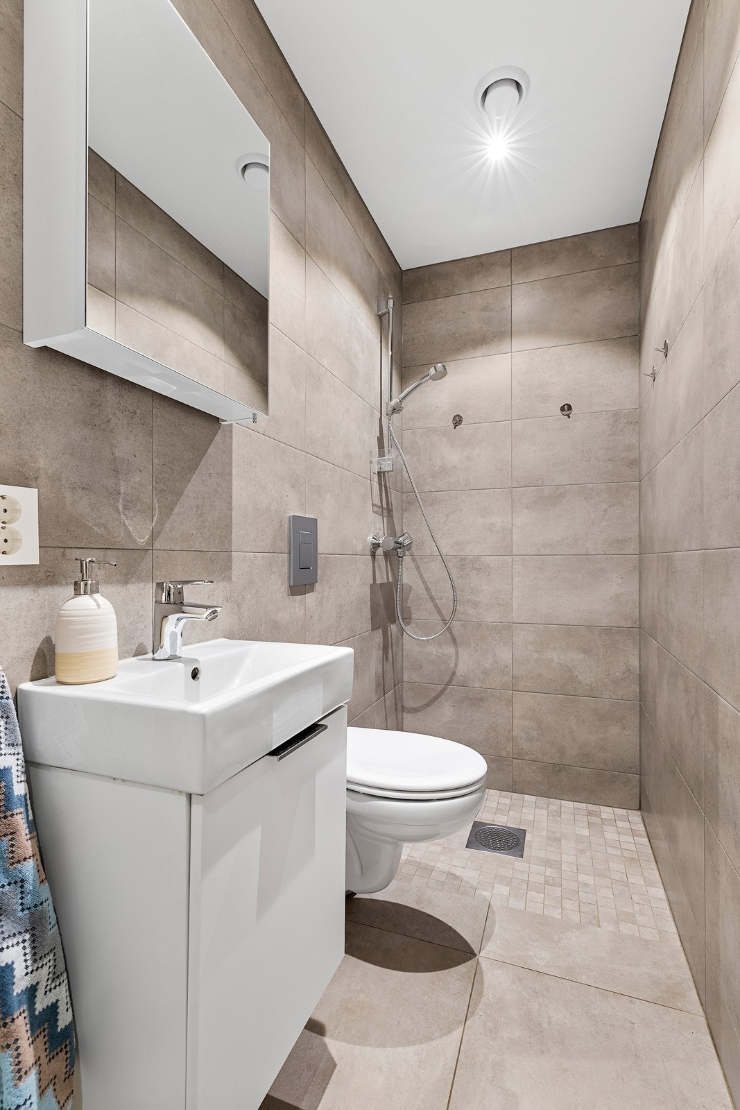 Løsningene er gjennomtenkte og gir fleksibilitet for både gjester og familie, samtidig som de bidrar til en praktisk og komfortabel hverdag. Galleribilde