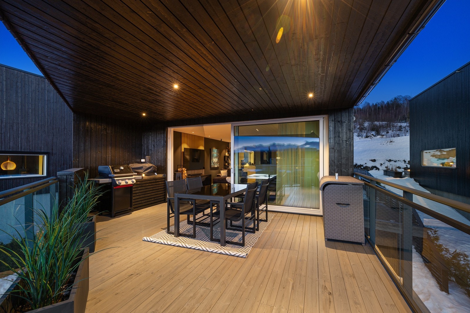 Stilren og moderne familiebolig med fantastisk utsikt og sen kveldssol-3 sov,2 bad og vaskerom-Barnevennlig beliggenhet! Galleribilde