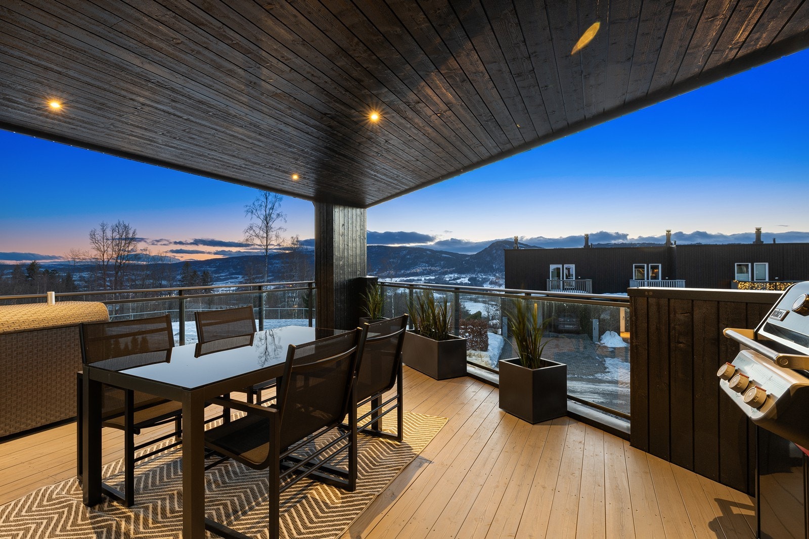 Fra stuen er det direkte utgang til en av boligens romslige terrasser. Galleribilde