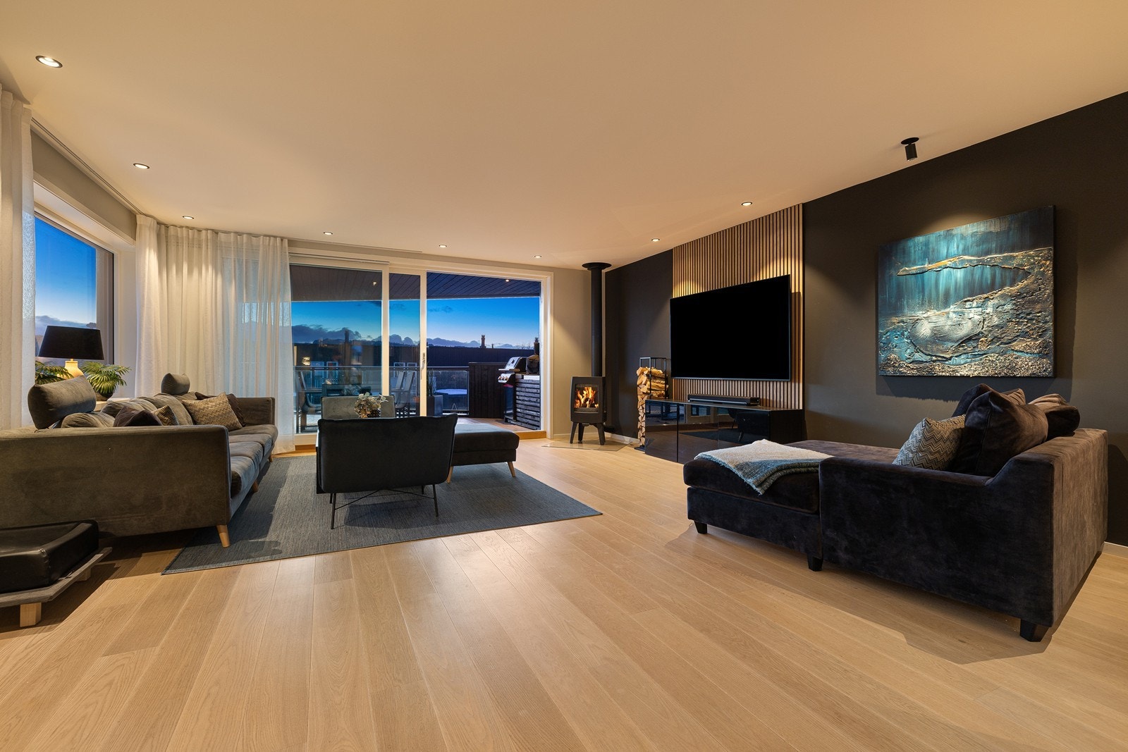 Stuen oppleves som lys men samtidig et hyggelig og varmt allrom med en god planløsning som passer fint for familien. Galleribilde