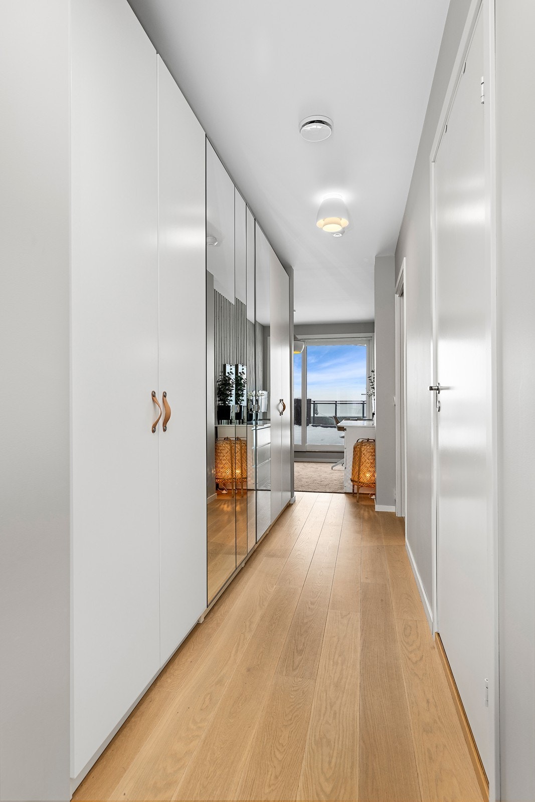 Gang i 2.etasje med garderobeskap. Galleribilde