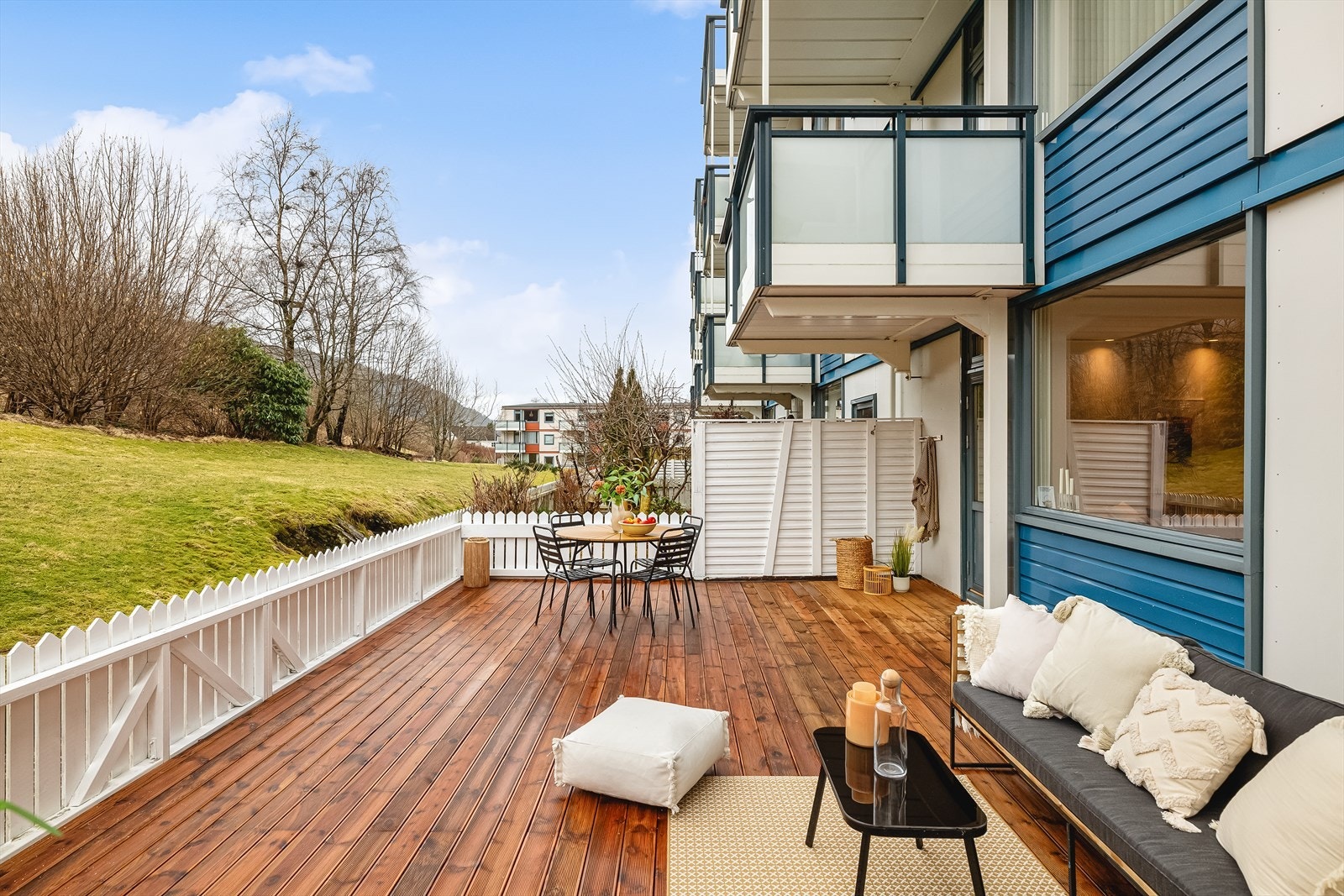 Vestvendt og deilig terrasse på hele 43 kvadratmeter! Terrassebord lagt i forbindelse med oppussing av leiligheten. Galleribilde