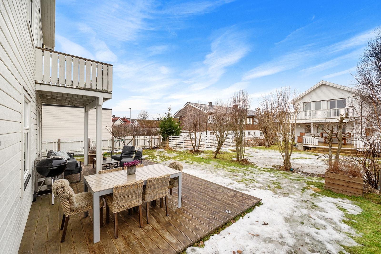 Her får du flere store og solrike terrasser, og en koselig hage. Galleribilde
