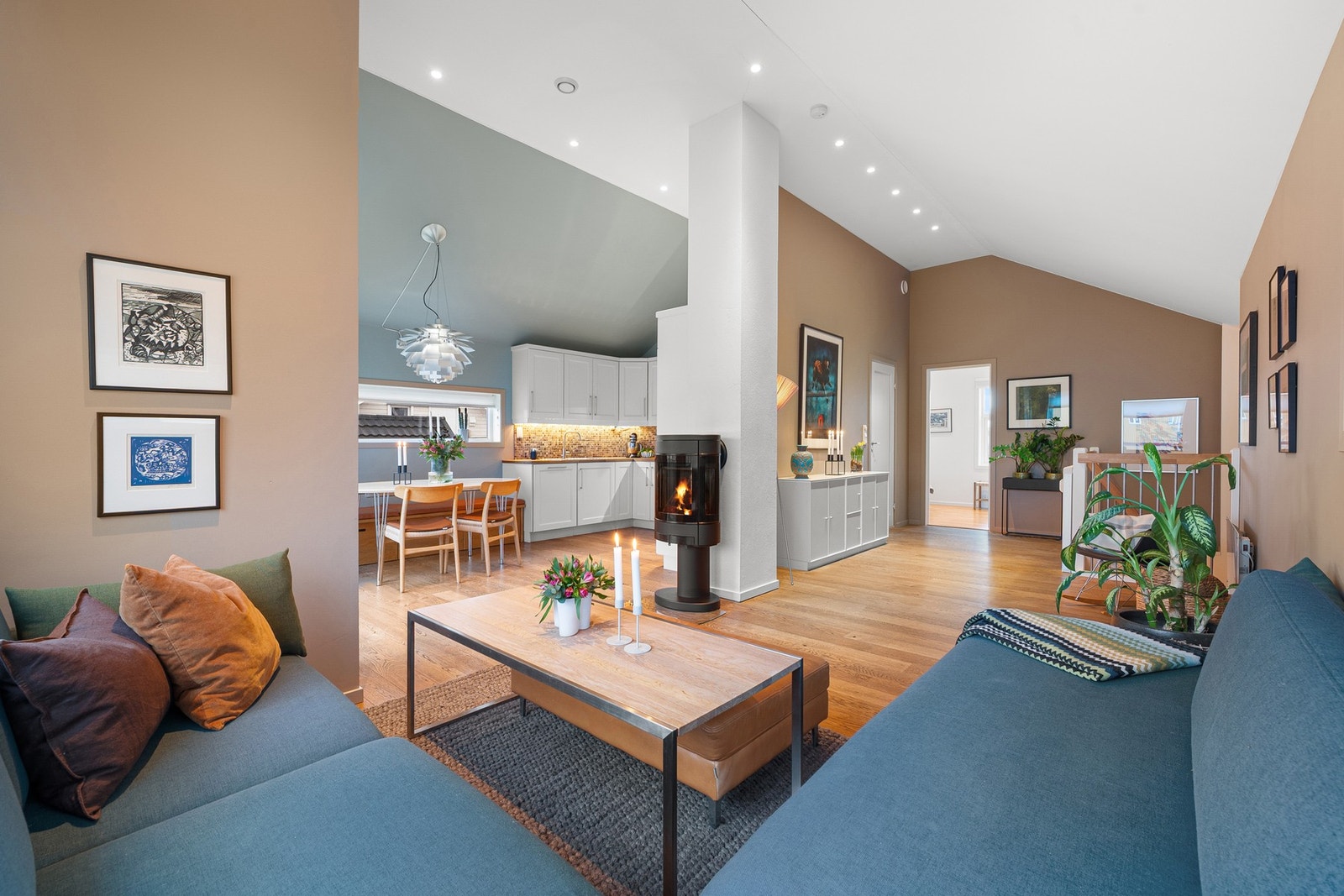 Fantastisk stue- og kjøkkenløsning på 39 kvm. Moderne ildsted og balansert ventilasjon gir god varme og atmosfære. Galleribilde