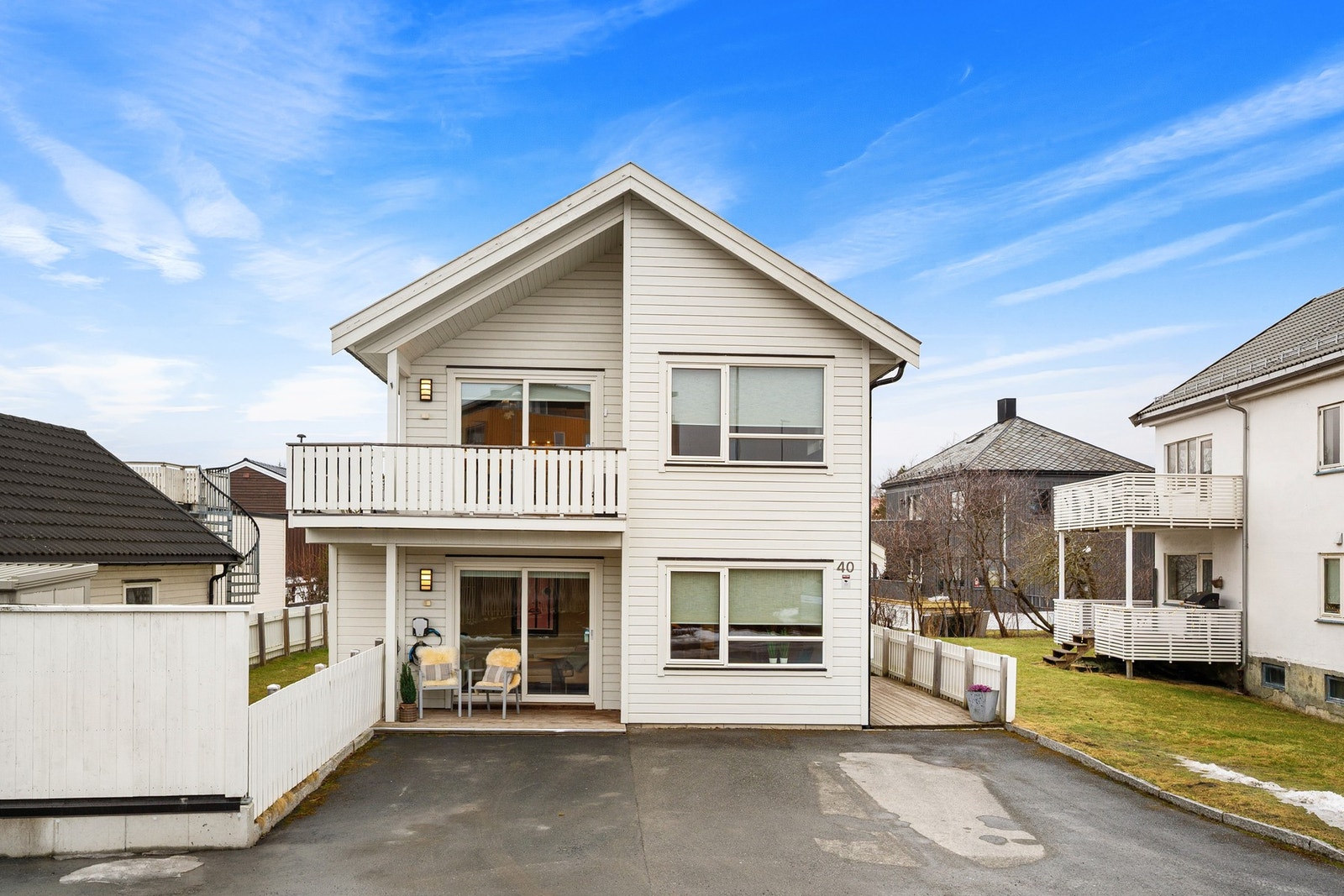 Moderne og innholdsrik enebolig fra 2013. Innbydende standard. Flere solrike uteområder og hage. Oppstillingsplasser for bil. El-bil lader. Galleribilde