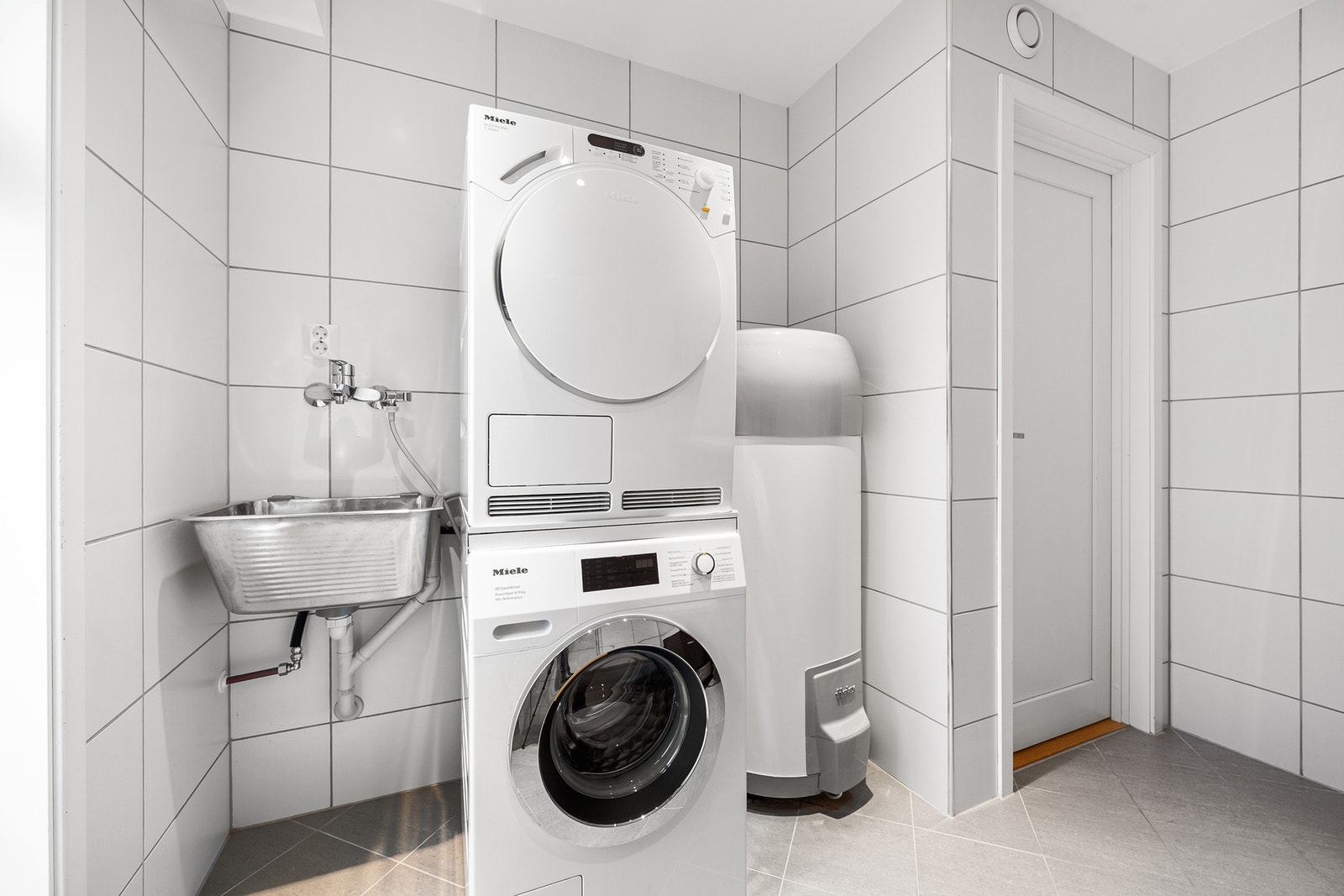 Badet i 1. etasje er i kombinasjon med vaskerom. Galleribilde