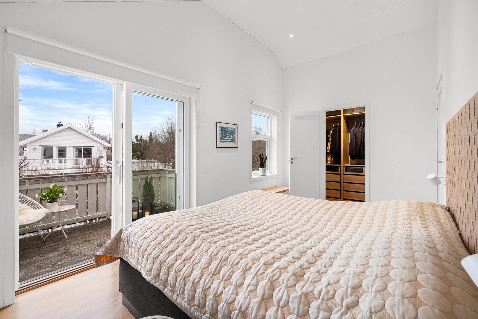 Stort hovedsoverom på 12,1 kvadratmeter. Litt hverdagsluksus med egen balkong og walk-in-closet. Galleribilde