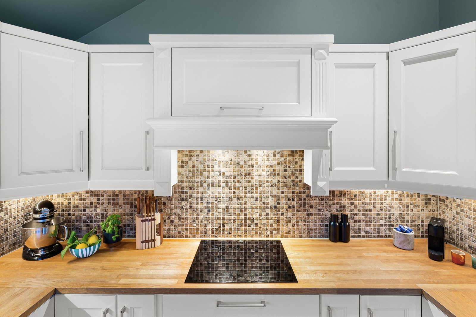 Integrerte hvitevarer består av platetopp, komfyr, mikrobølgeovn, kjø- og fryseskap samt oppvaskmaskin. Galleribilde