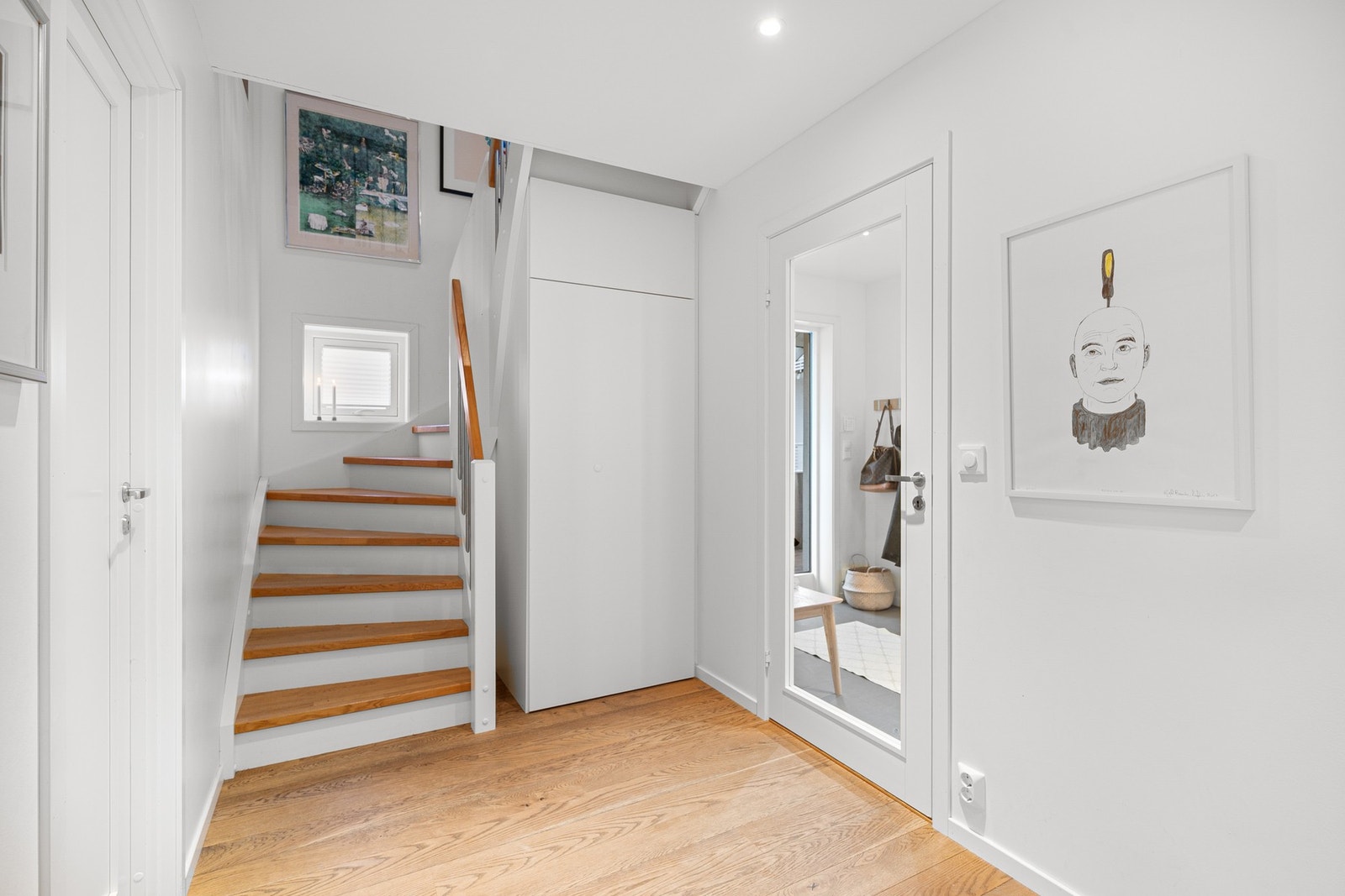 Lys og fin gang på 9,7 kvadratmeter. Det er etablert et kott under trappen. Galleribilde