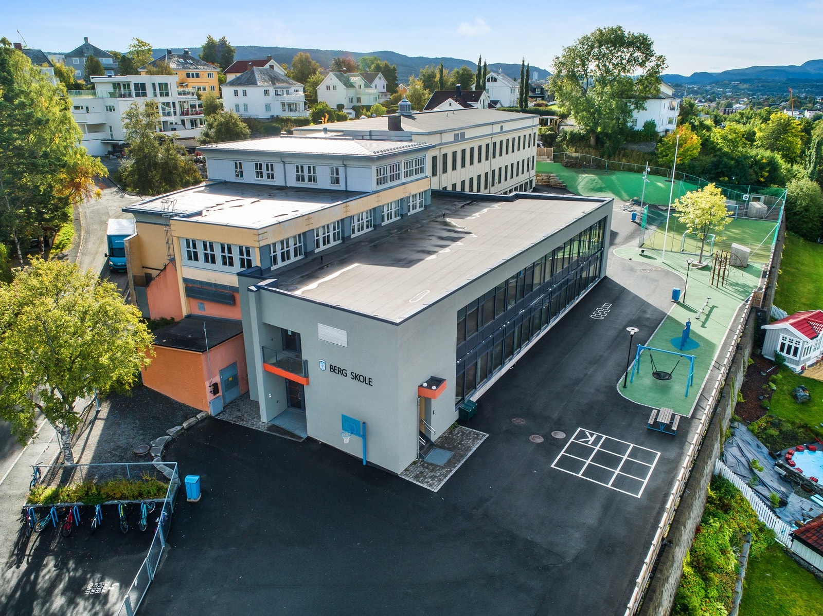 Flere barnehager i nærområdet. Boligen tilhører Berg barneskole og Blussuvold ungdomsskole. Galleribilde