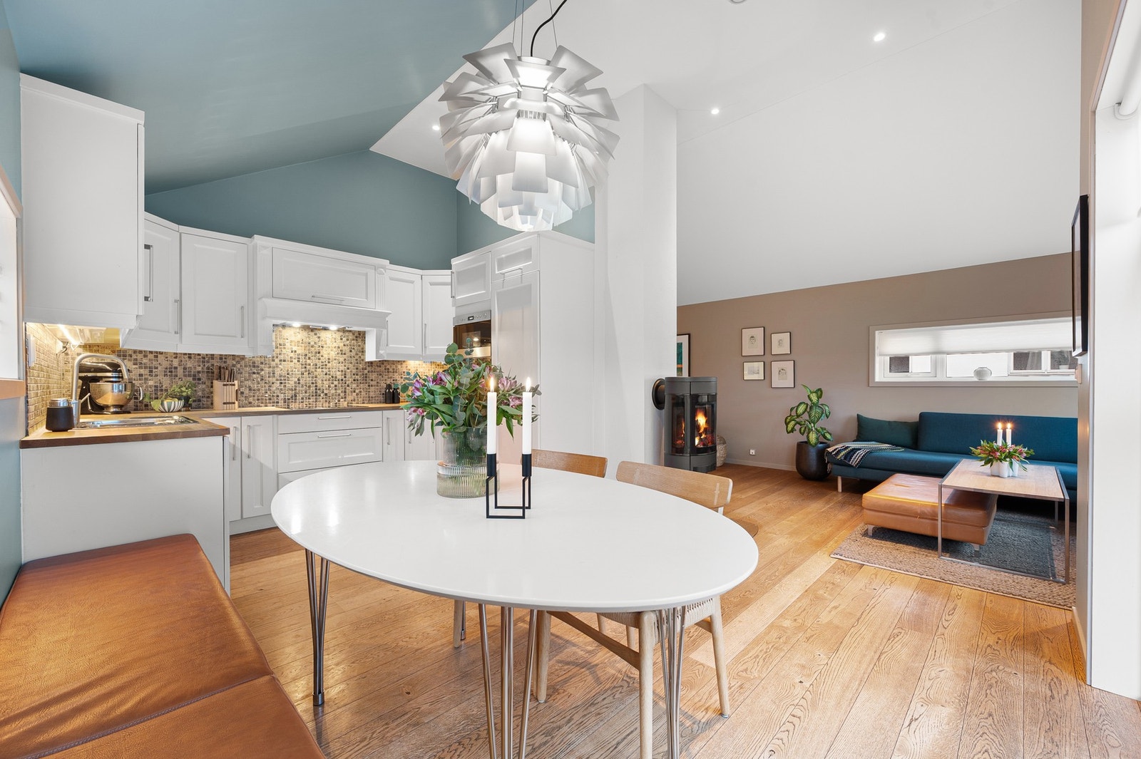 Stort og fint kjøkken på 14,6 kvm med stor spisestue. Naturlig samlingspunkt i boligen. Galleribilde