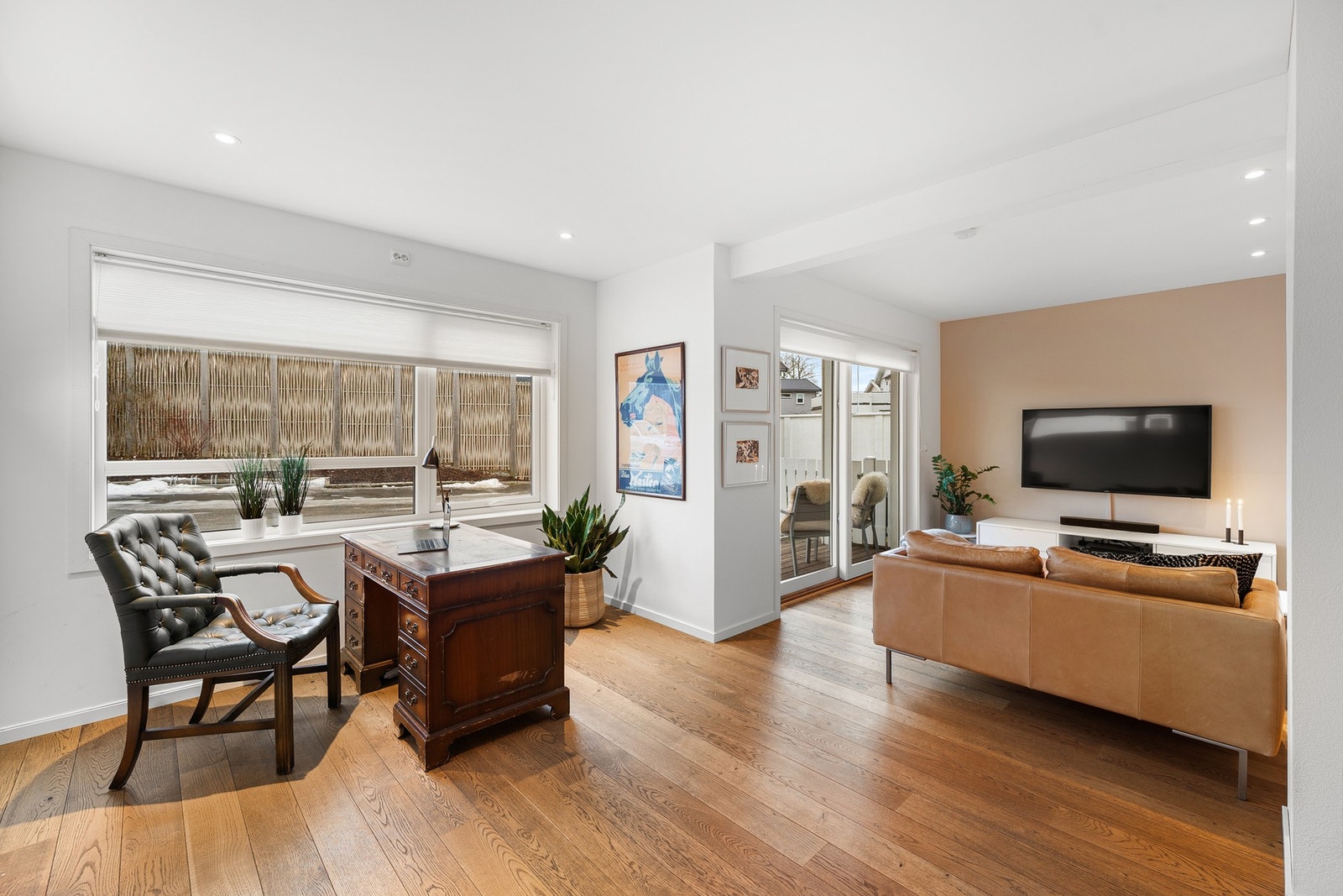 Boligen har en ekstra stue i 1. etasje på 20,2 kvm. Som i dag kombineres med tv-stue og hjemmekontor. Perfekt for en barnefamilie. Galleribilde