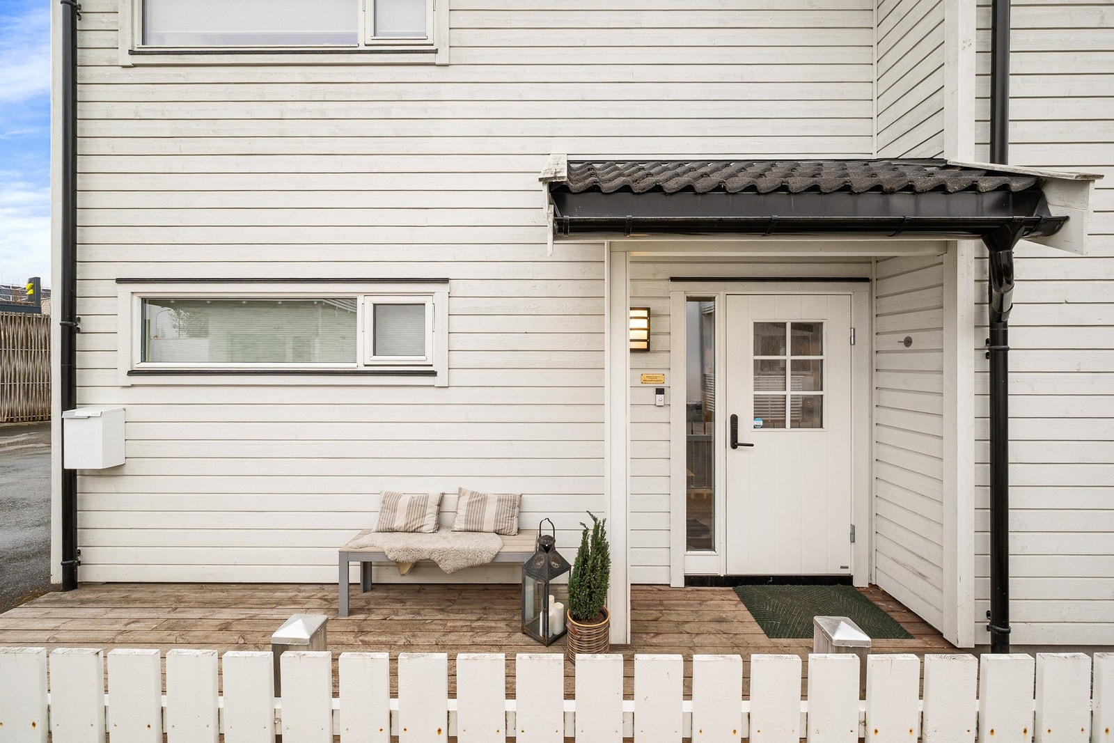 Koselig uteområde ved inngangspartiet. Galleribilde