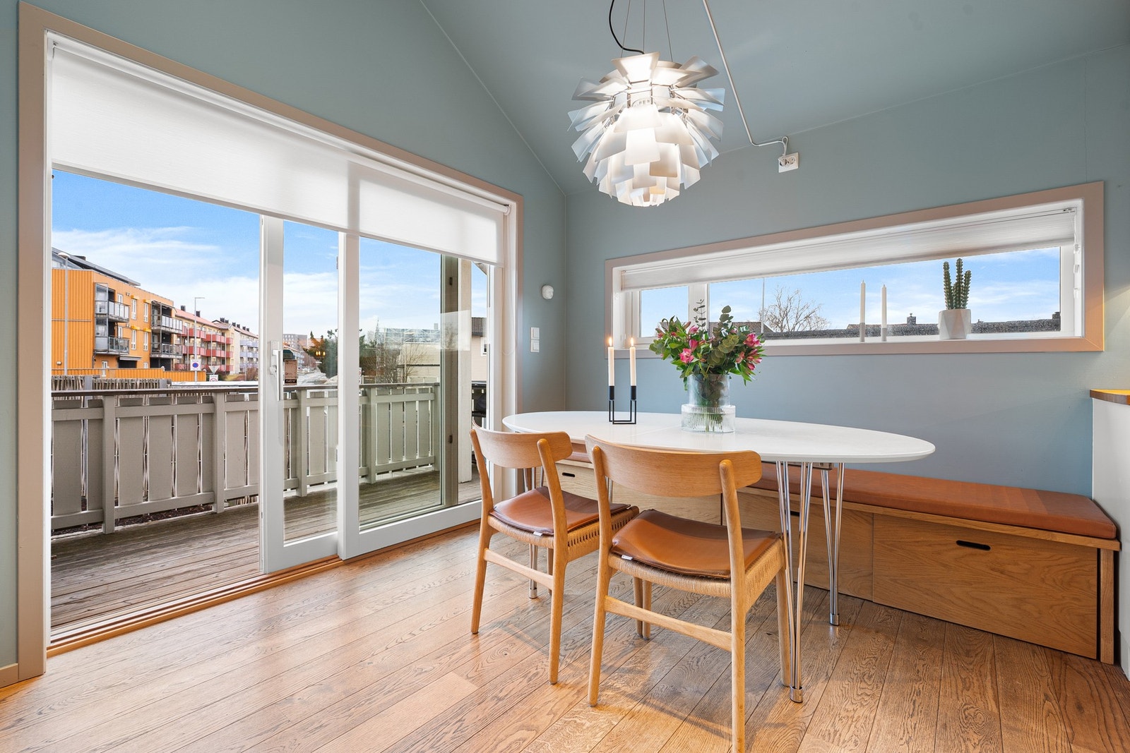 Utgang til balkong, som har en utvendig trapp ned til hage. Galleribilde