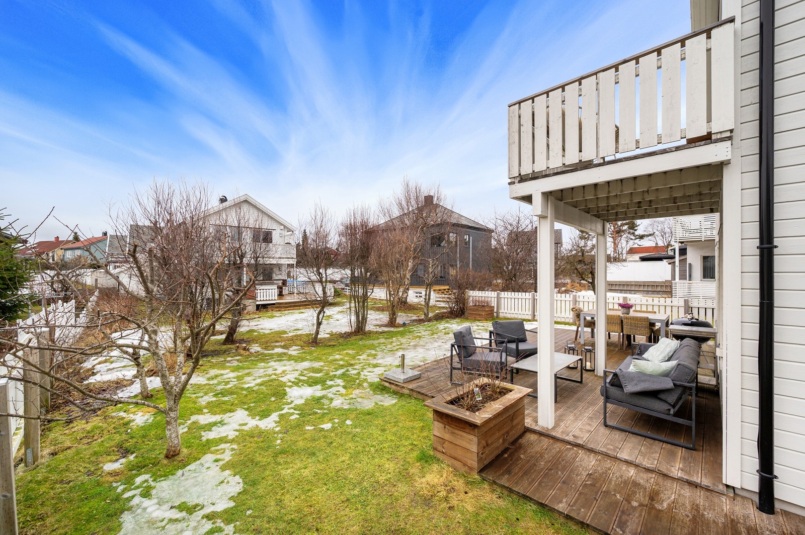 Solrike uteområder på alle sider, gir en lang solgang. Galleribilde