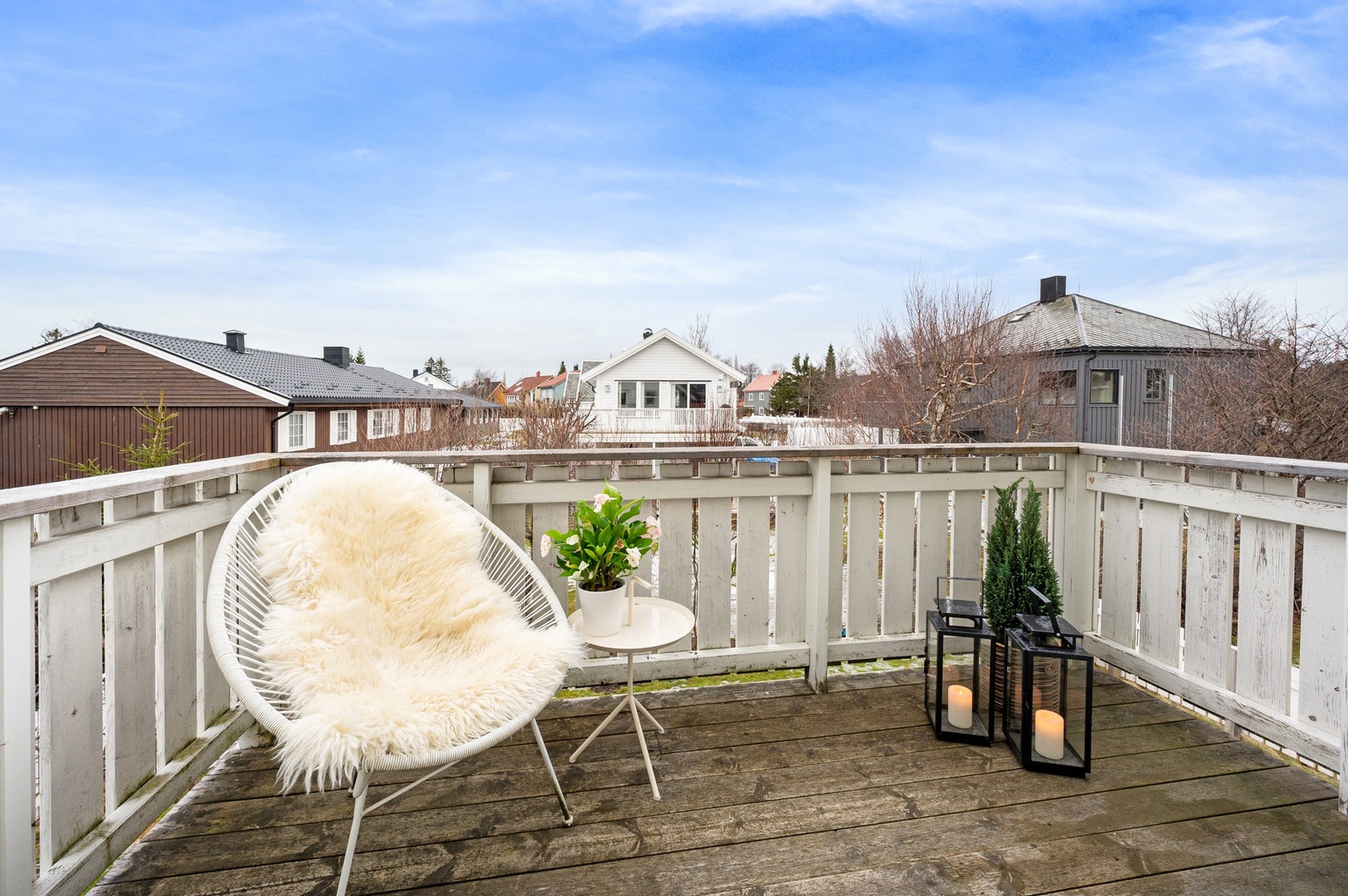 Balkongen ligger åpent og fint til. Galleribilde