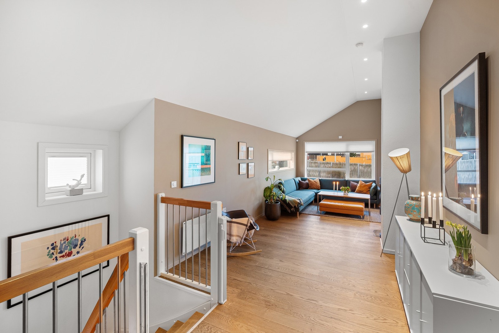 Svært innbydende med parkettgulv, delikate fargevalg og downlights i himling. Galleribilde