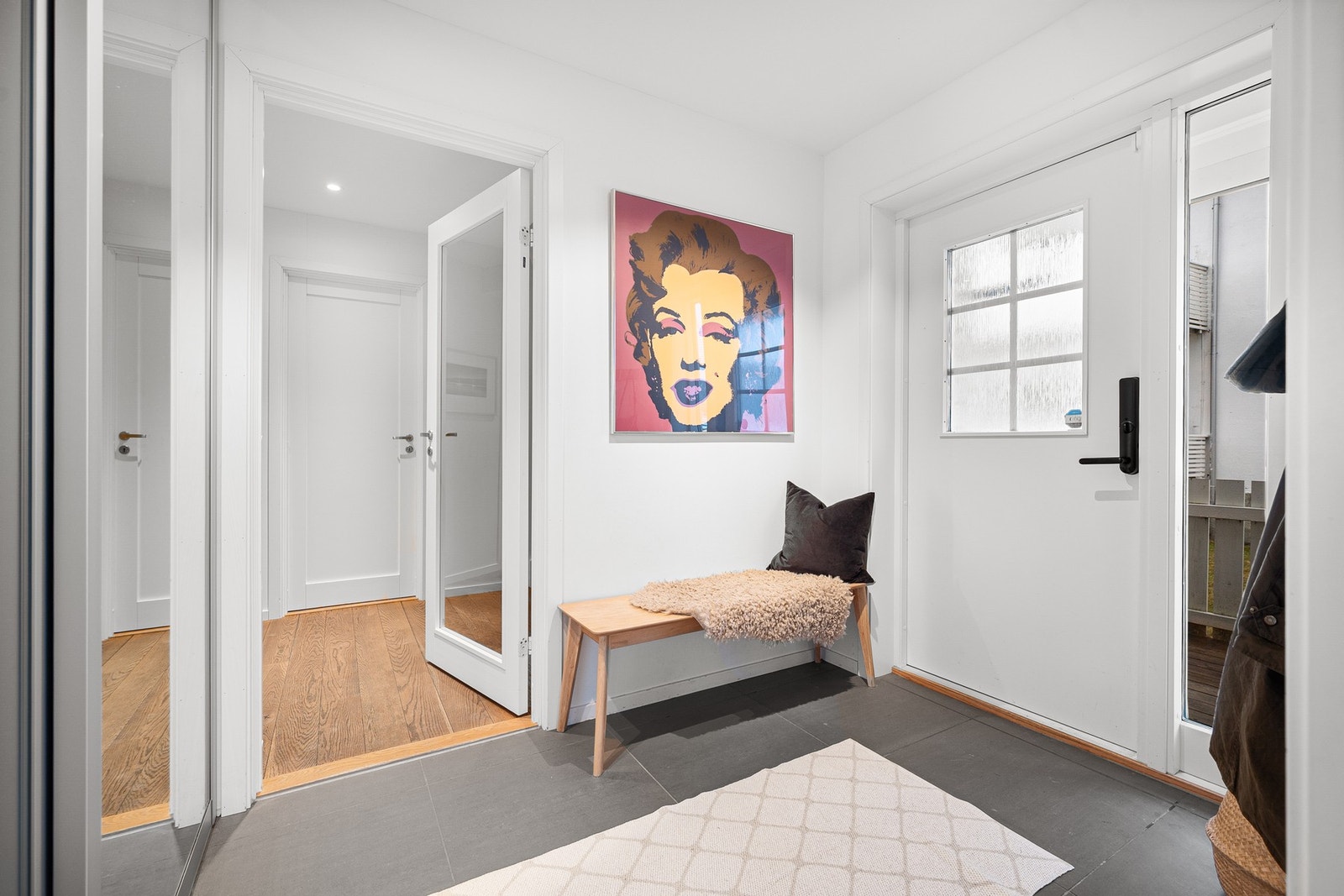 Ytterdøren har elektrisk kodelås. Galleribilde