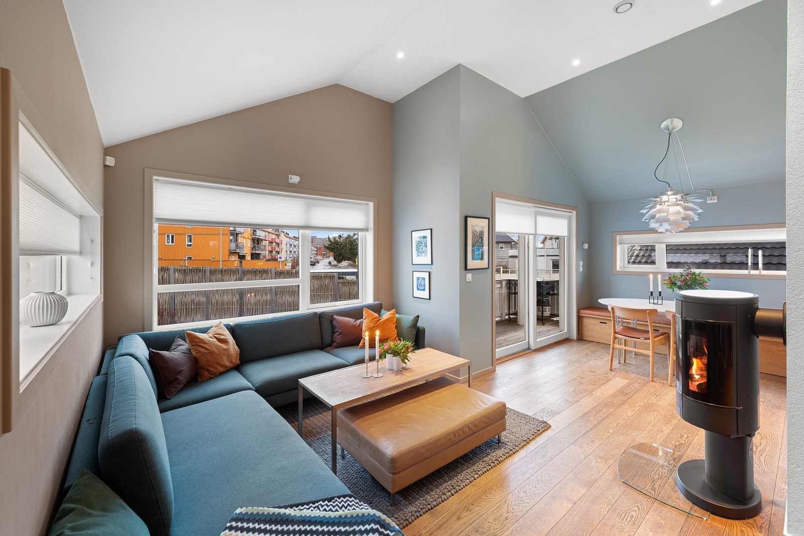 God takhøyde, og store vindusflater gir masse lys og luft. Galleribilde