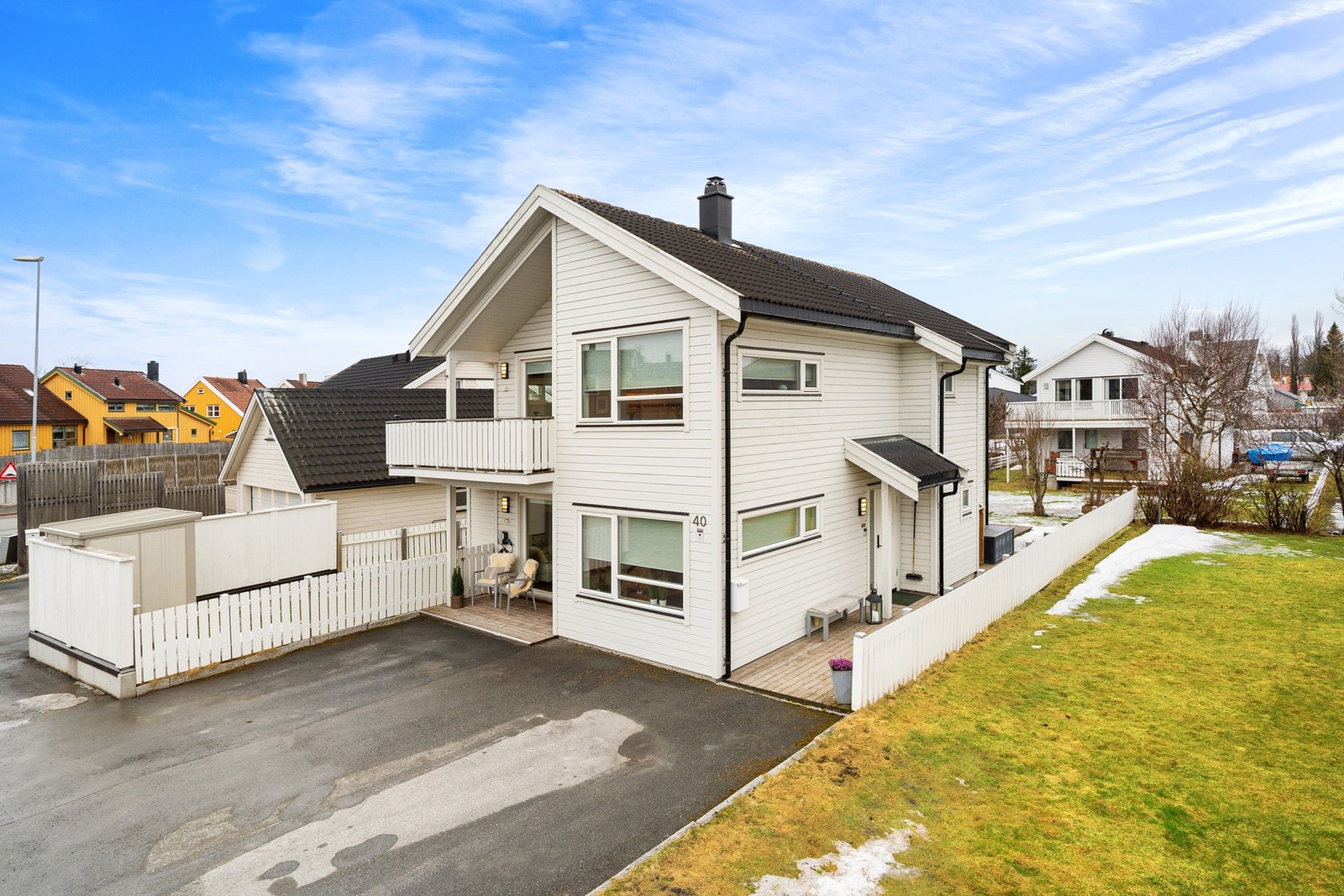 Det er flere oppstillingsplasser for bil på egen tomt. Galleribilde