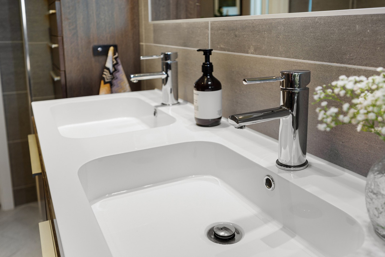 Praktisk og fin løsning med dobbel servant. Galleribilde