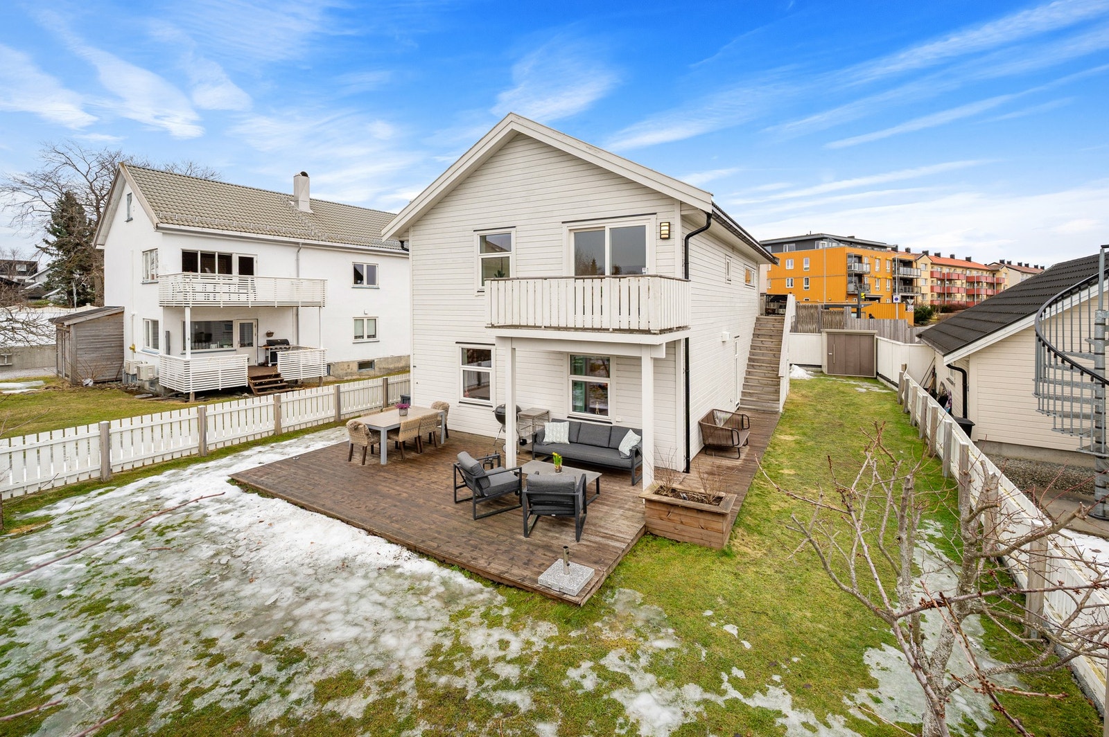 Her får du en moderne og innholdsrik enebolig fra 2013. Flere solrike uteområder, og koselig hage. Galleribilde