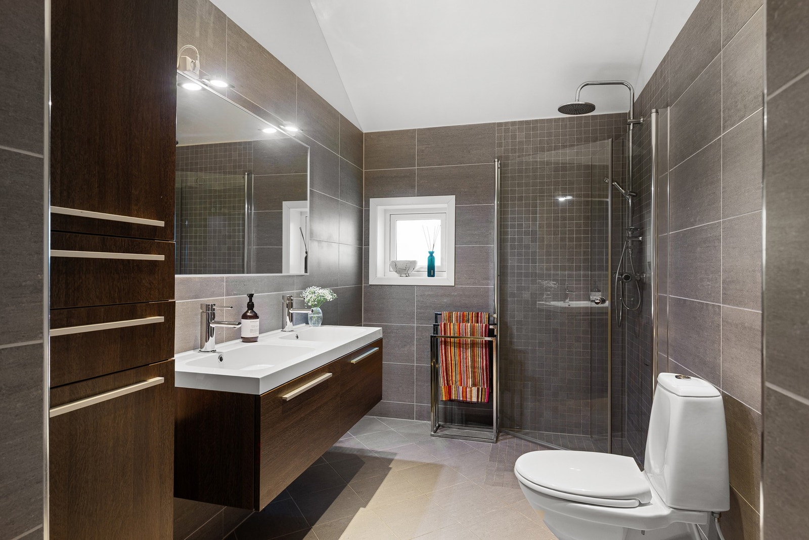 Boligen har 2 flislagte bad, et i hver etasje. Bad i 1. etasje er i kombinasjon med vaskerom. Galleribilde