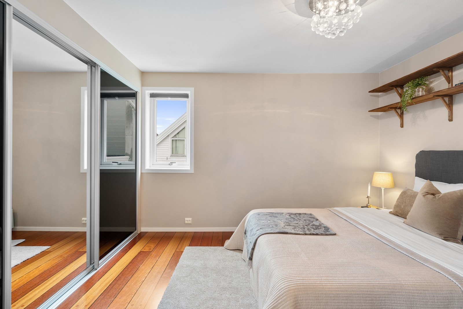 Soverom med stor skyvedørsgarderobe Galleribilde