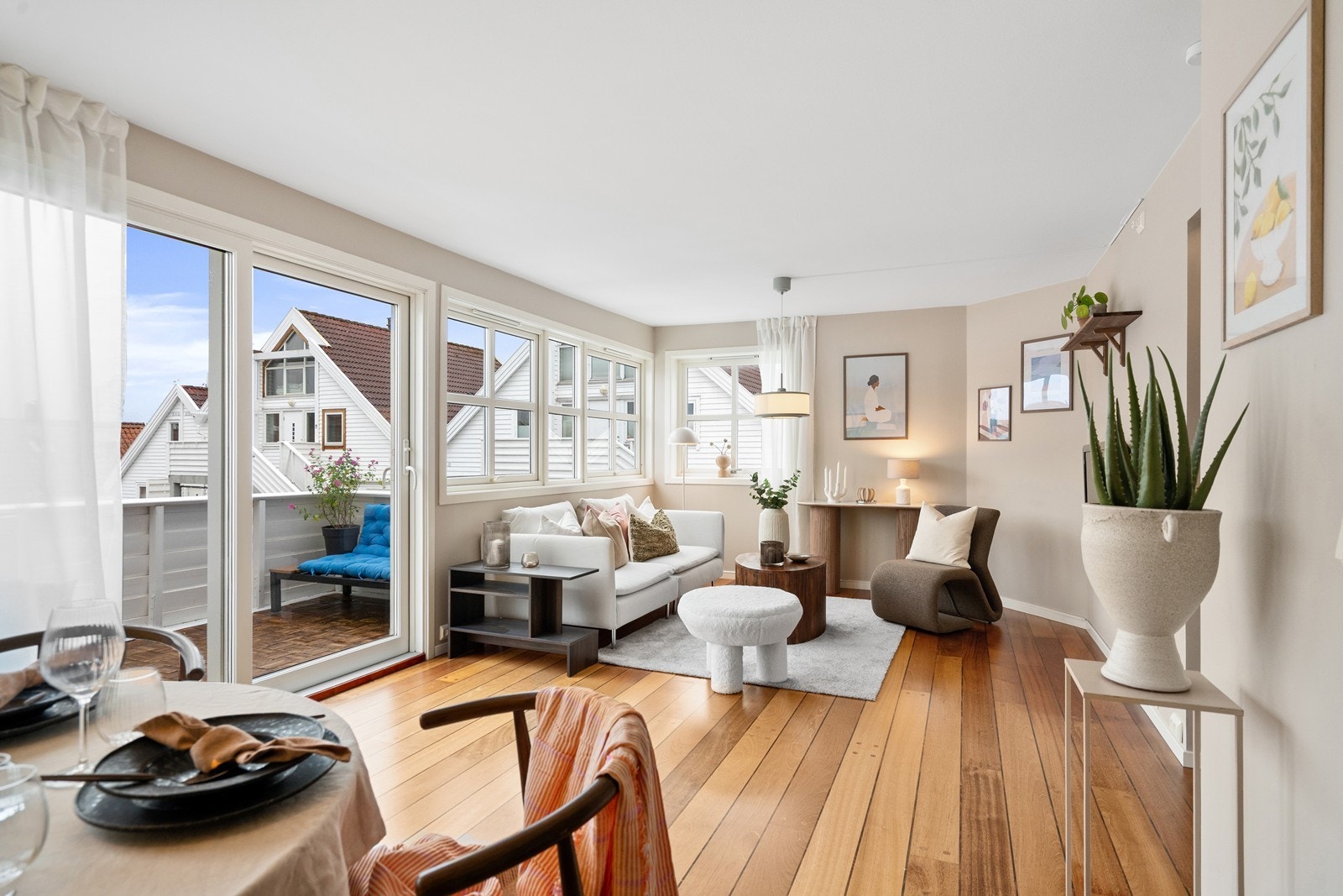 Stue med utgang til solrik balkong Galleribilde