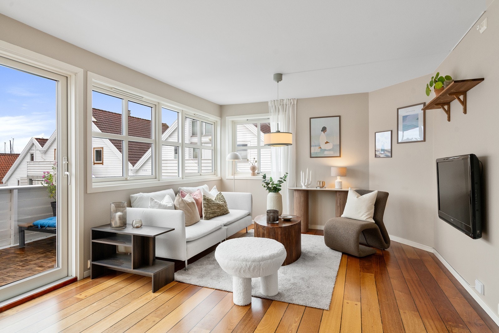 Flott stue med plass til både spisegruppe og sofagruppe Galleribilde