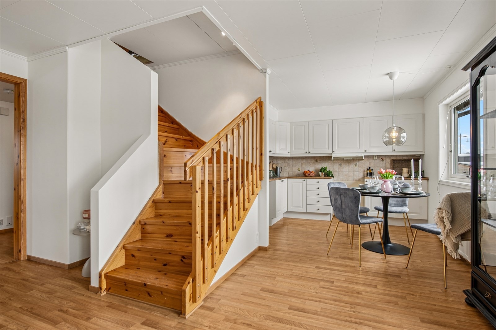 Kjøkkenet ligger i åpen løsning mot stuen, men oppleves likevel behagelig tilbaketrukket. Galleribilde