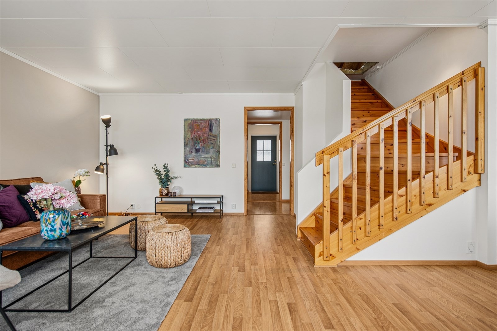 Leiligheten er gjennomgående laminatgulv og lyse veggflater med malt strie, som skaper et helhetlig inntrykk. Galleribilde