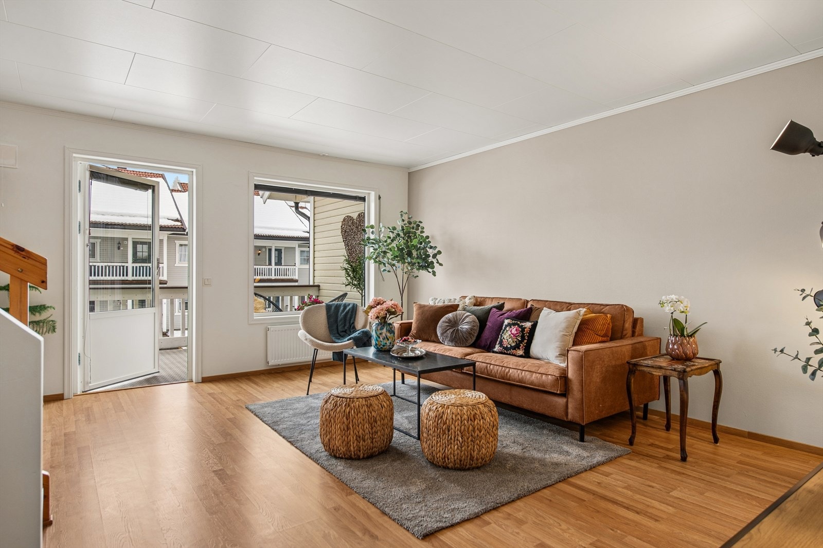 Den romslige stuen byr på gode møbleringsmuligheter og utgang til en veranda på 13 m². Galleribilde