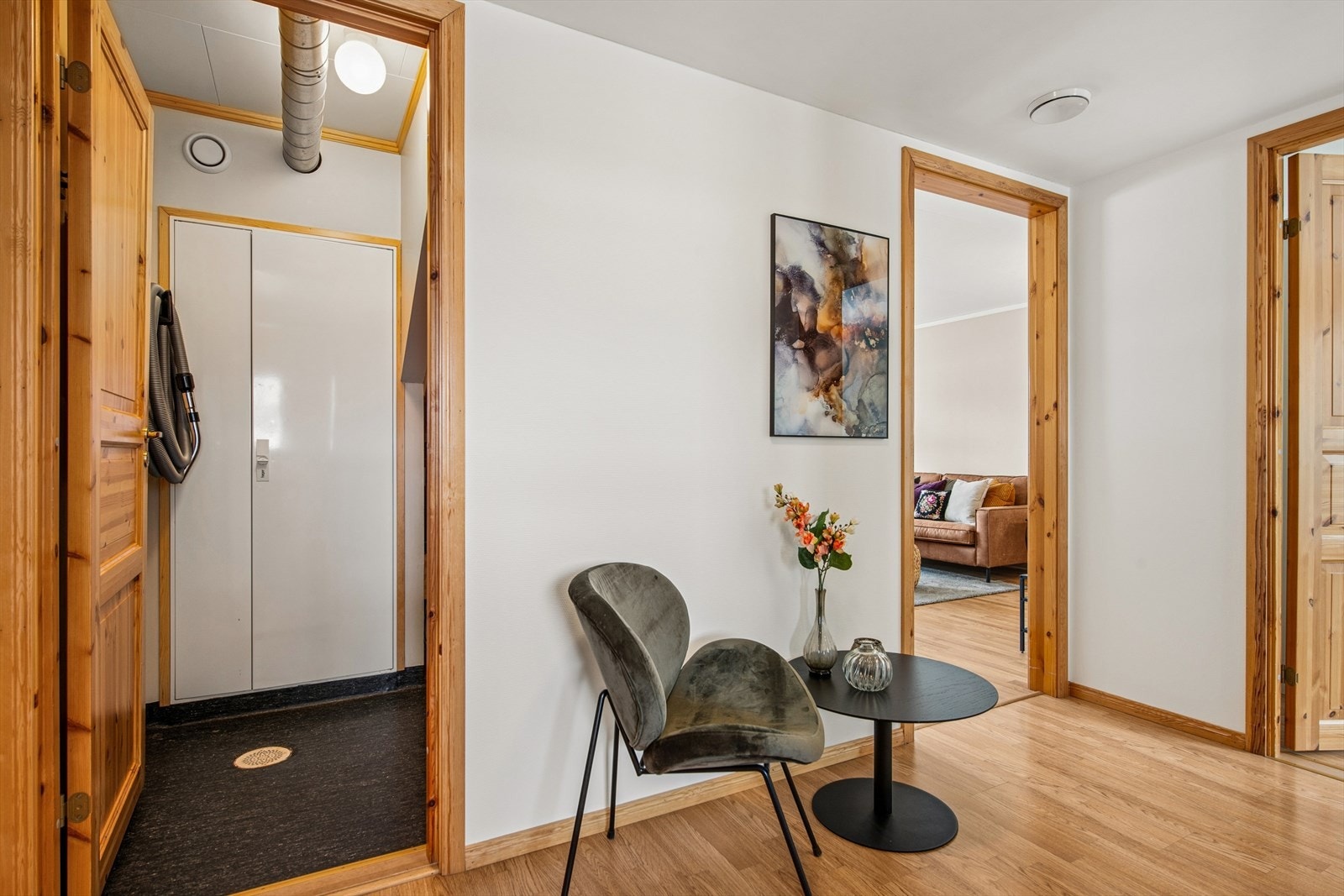 Praktisk teknisk rom med sentralstøvsuger og samleskap for rør-i-rør-systemet. Galleribilde