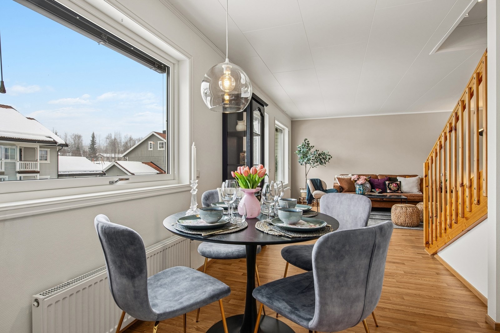 Spiseplassen er en naturlig del av den åpne løsningen, med nærhet til både kjøkken og stue. Galleribilde