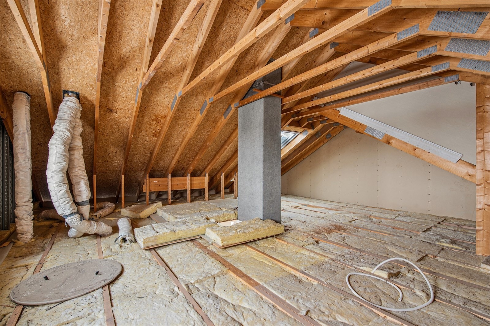 Loftsetasjen er i dag ikke innredet, men byggetegningene viser at denne etasjen er godkjent med loftstue, to boder, bad og soverom. Galleribilde