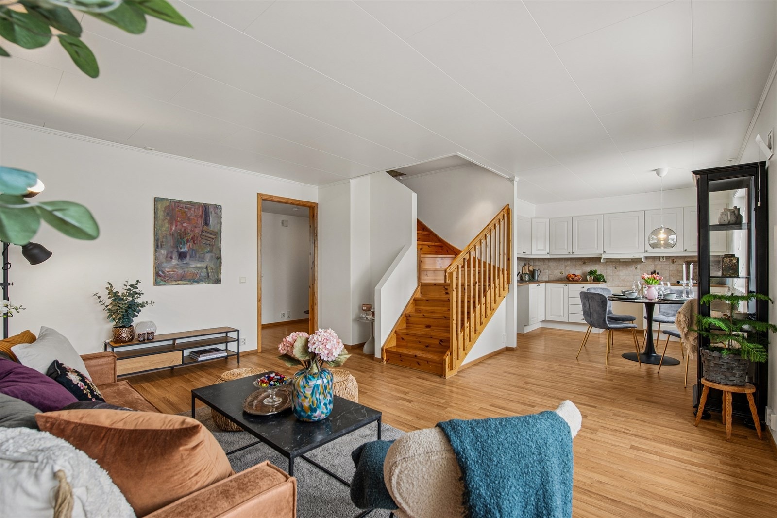 Leiligheten har en åpen og sosial sone for stue og kjøkken, med vinduer fra byggeåret 2007. Galleribilde