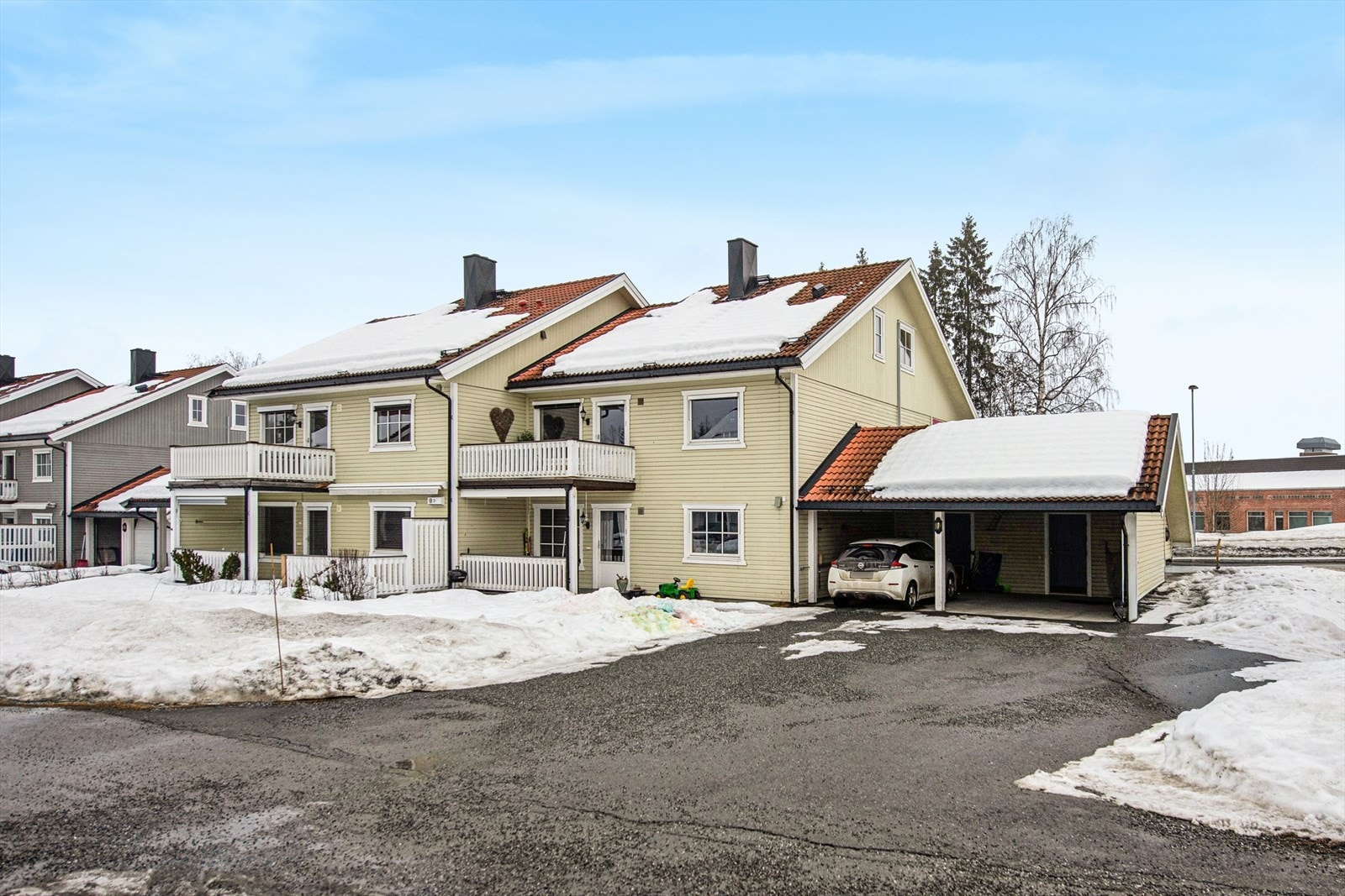 Sameiet har en felles eiet tomt på 5 534 m² som er opparbeidet med plen og asfalterte gårdsplasser. Galleribilde