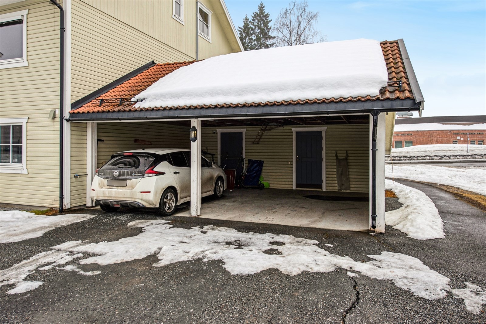 Til leiligheten hører en fast biloppstillingsplass i carport på ca. 18 m². Galleribilde