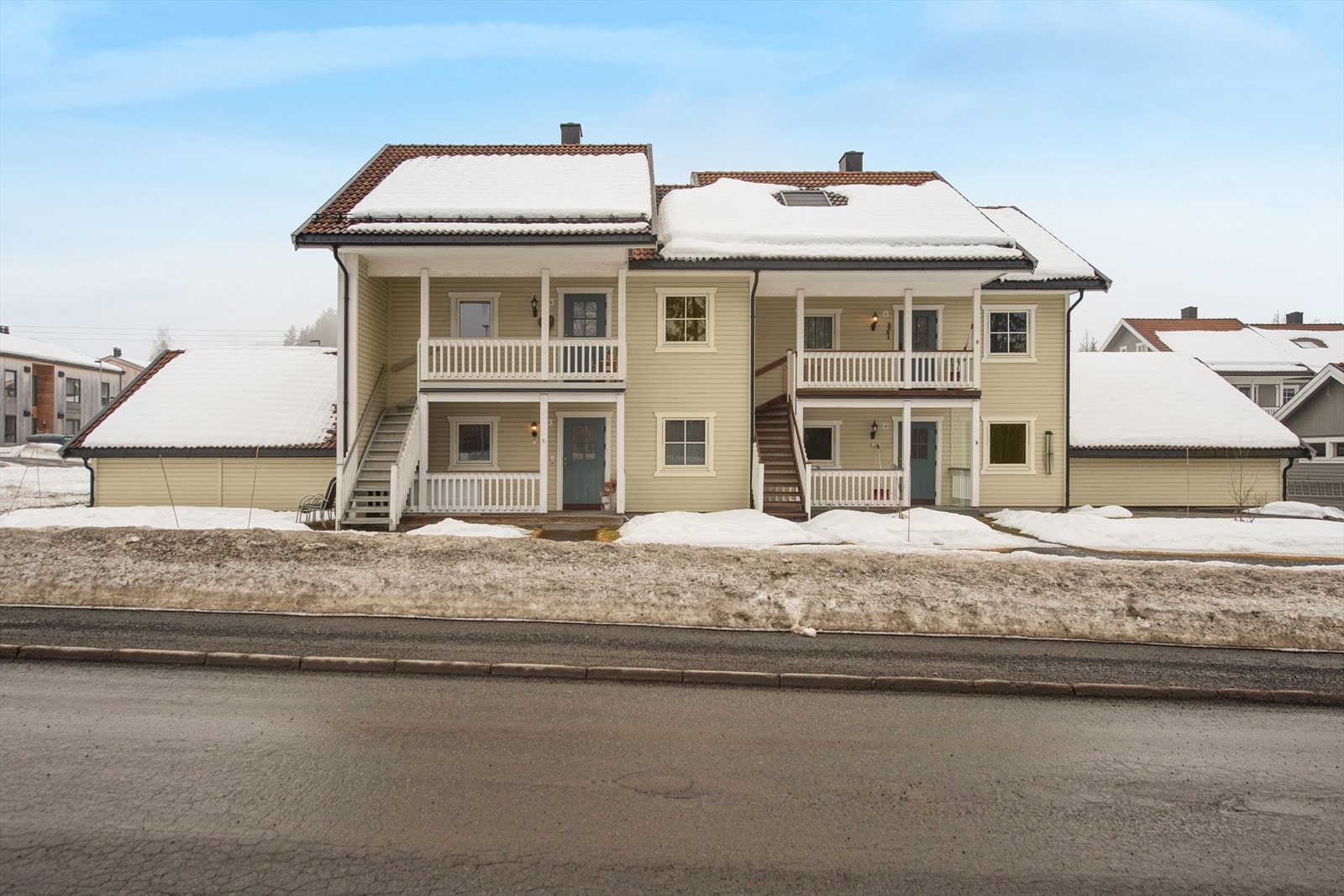 Her bor du med kort vei til videregående skole, den nye ungdomsskolen fra 2019 og Raufosshallen fra 2022, samtidig som naturen ligger rett utenfor døren. Galleribilde