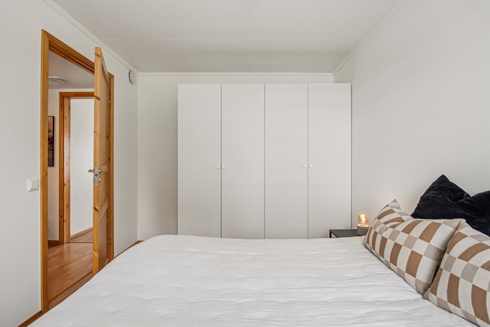 Hovedsoverommet har god plass til dobbeltseng og garderobeløsning. Galleribilde