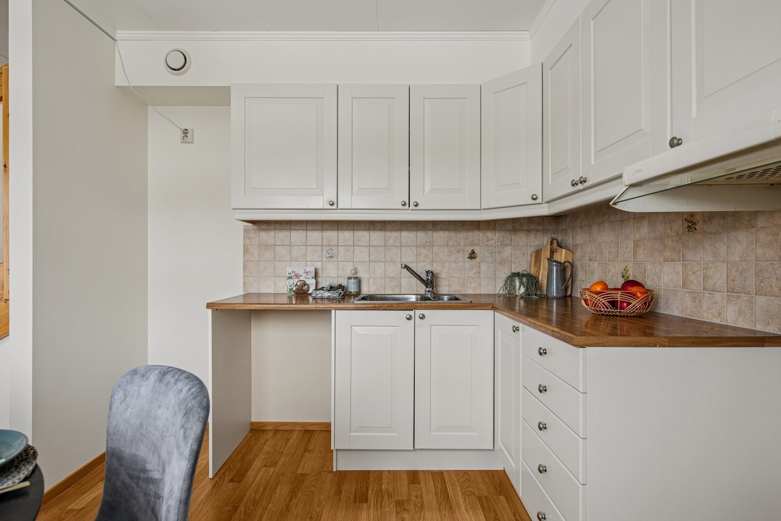 Innredningen har nisjer for frittstående hvitevarer som komfyr, oppvaskmaskin og kjøleskap. Galleribilde