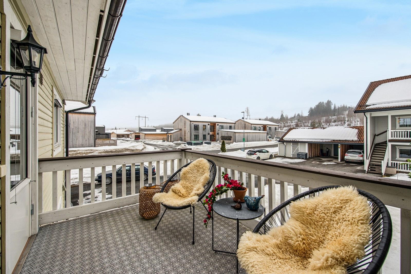 Fra stuen er det utgang til en vestvendt veranda på 13 m² med fint utsyn. Galleribilde