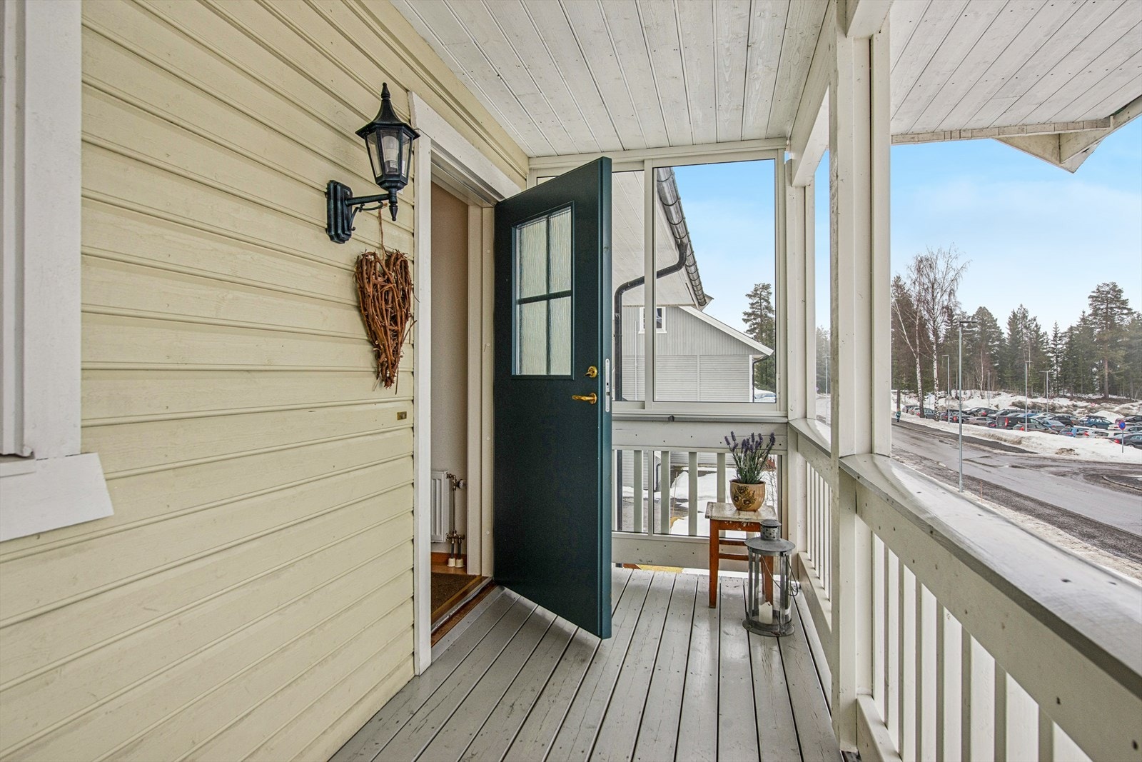 Overbygget inngangsparti gir en lun og innbydende velkomst. Galleribilde